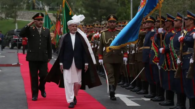 El presidente de Afganistán, Ashraf Ghani , marcha frente a una guardia de honor.