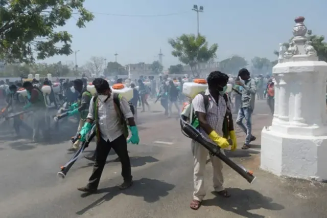 சென்னையில் கிருமி நாசினிகளை தெளிக்கும் சுகாதார பணியாளர்கள்