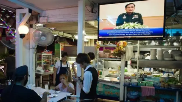 ประยุทธ์ กล่าวเชิญให้ประชาชนช่วยกันดูรายการของสถานีโทรทัศน์และช่วยซื้อหนังสือพิมพ์ รวมทั้งข่าวในโซเชียลมีเดียอีกด้วย