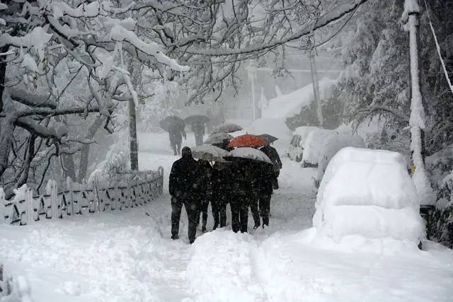 காஷ்மீர் மற்றும் சிம்லாவில் கடும் பனிப்பொழிவு (புகைப்படத் தொகுப்பு)
