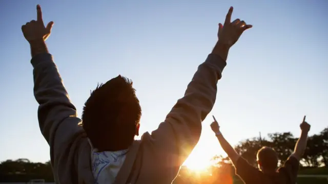 شابان يعبران عن فرحتهما بالنجاح