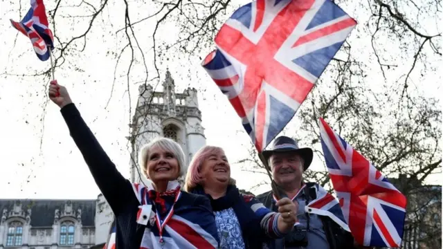 Imagem mostra pessoas segurando bandeiras do Reino Unidooque e betanomanifestação Pro-Brexit