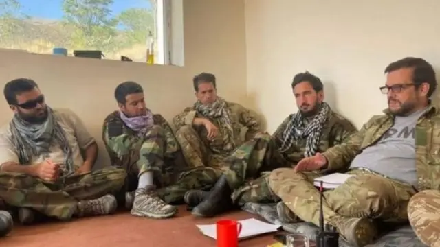 د ملي مقاومت جبهې يو قومندان صالح محمد ريګستاني (له ښي لوري لومړی) ويلي چې طالبان بې له اجازې د خلکو کورونو ته ځي