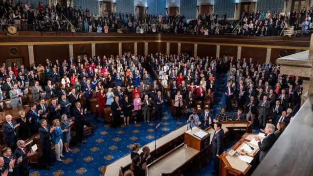 기립박수하는 미 의원들과 화답하는 윤석열 한국 대통령