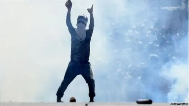 భద్రతా బలగాలపై యువత దాడి