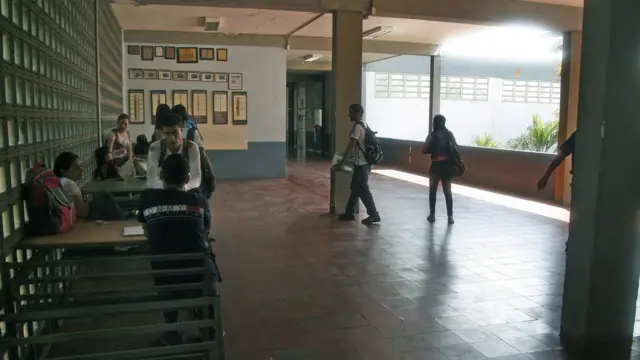 Pasillo casi vacío de la Escuela de Petróleos. Foto: Humberto Matheus.