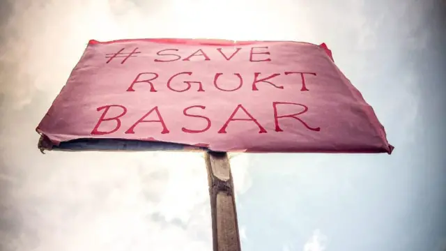 బాసర ట్రిపుల్ ఐటీ విద్యార్ధుల ఆందోళన