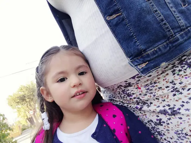 La hija de Fernanda junto a su vientre.