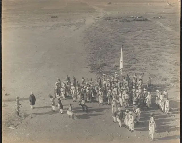 عکس از راندولف بزنت هومس گروه مذاکره کننده صلح در دکه را در ۲۴ جولای ۱۹۱۹ نشان می‌دهد