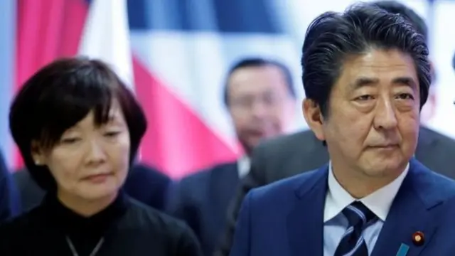 Thủ tướng Shinzo Abe và vợ ông bà Akie là tâm điểm của vụ lùm xùm này.
