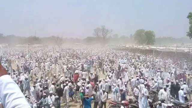 इज़्तेमा में जमा लोग