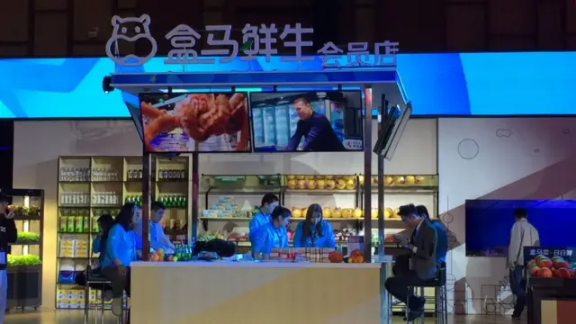 盒馬鮮生亮點為在超市裏現買生鮮，現做，現吃。
