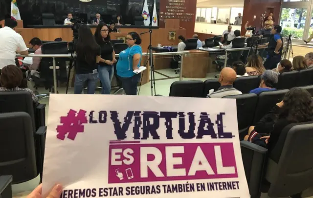 Manifestación en contra del acoso virtual.