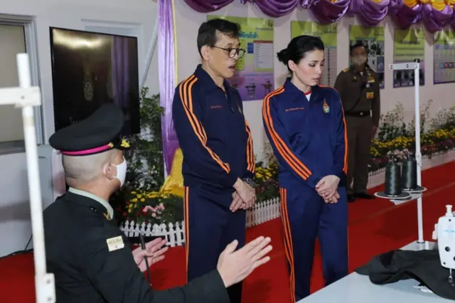 พระบาทสมเด็จพระเจ้าอยู่หัว และสมเด็จพระนางเจ้า ฯ พระบรมราชินี เสด็จ ฯ เป็นการส่วนพระองค์ไปทอดพระเนตรโครงการช่วยเหลือประชาชน ณ กรมทหารรักษาวังมหาดเล็กราชวัลลภรักษาพระองค์