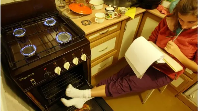 Навряд чи хтось зараз в Україні може дозволити собі грітися газом. Фото 2010 року