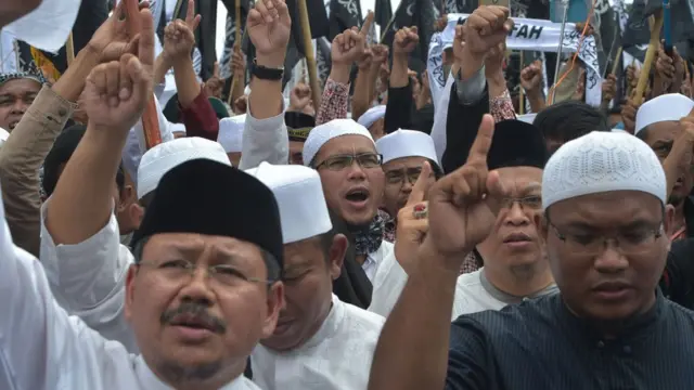 Massa HTI dalam aksi bela ulama di Jakarta pada 5 Februari 2017.
