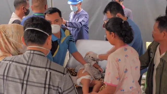 Proses perawatan seorang anak korban gempa yang mengalami kejang di RSI Ibnu Sina Pasaman Barat, Sabtu (26/02/2022).