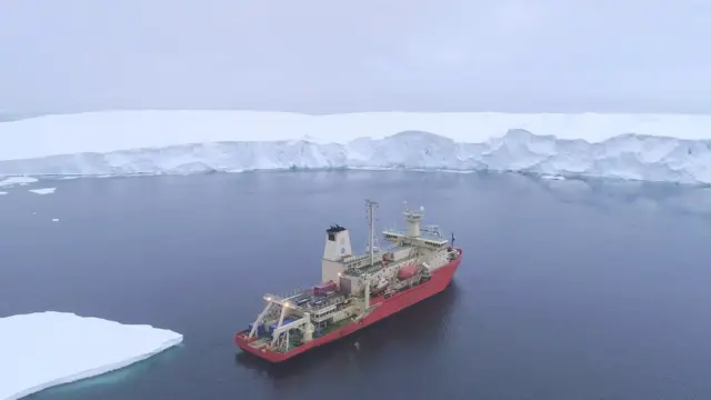 A embarcação R/V Nathaniel B. Palmer, usada pelos cientistas, fotografadocasino jogosum drone na frente da geleira Thwaitescasino jogosfevereirocasino jogos2019