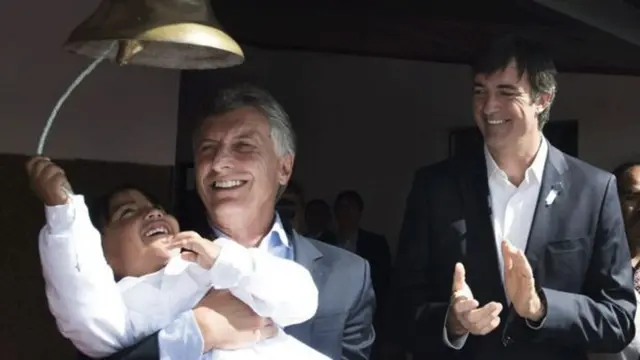 El presidente Mauricio Macri (aquí con un alumno y el ministro de Educación, Esteban Bullrich) pidió una ley a nivel nacional para proteger a los docentes.