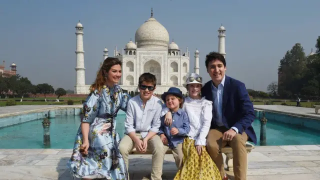 તાજમહેલ પાસે ટ્રુડો અને તેમનો પરિવાર