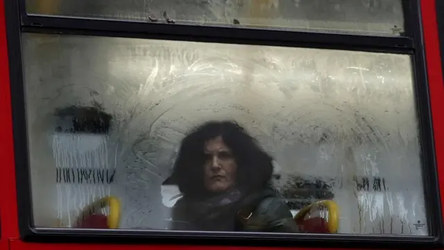 Эта женщина в автобусе смотрит на вас - вы чувствуете это спиной. Или все-таки не спиной?