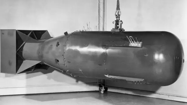 জাপানে প্রথম যে পরমাণু বোমা ফেলেছিল যুক্তরাষ্ট্র, সেই 'লিটল বয়' নামের বোমার রেপ্লিকা।