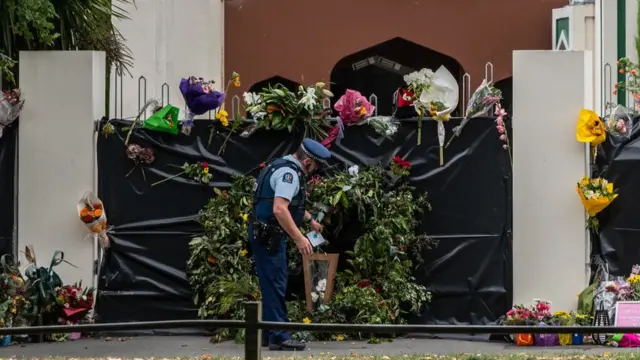 Policía dejando flores en la mezquita Al Noor, en Christchurch, Nueva Zelanda.