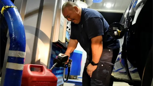 차량에 미리 주유하고 있는 하와이 주민