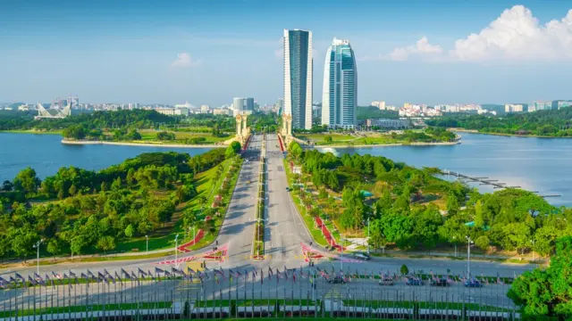 मलेशियाची नवी राजधानी पुत्रजयाचं नाव कशावरुन पडलं? पाहा फोटो-