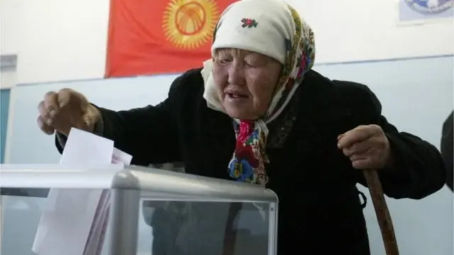 Шайлоо участкасындагы добуш берип жаткан элеттик апа