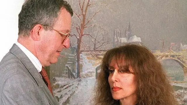 السفير الفرنسي بلبنان يسلم فيروز وسام جوقة الشرف الوطني في 1997