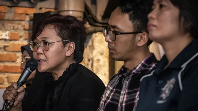 Perwakilan Gusdurian Anita Wahid (kiri) didampingi Direktur LBH Jakarta Arif Maulana (tengah), dan Ketua Umum Konfederasi Kongres Aliansi Buruh Indonesia (KASBI) Nining Elitos (kanan) berbicara dalam konferensi pers bertajuk Demokrasi Diujung Tanduk, di Jakarta, Minggu (15/09/2019).