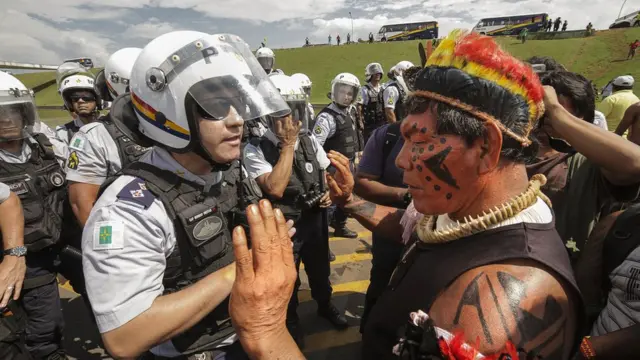 Fotografia colorida mostra grupocomo sacar o bonus da arbetyindígenascomo sacar o bonus da arbetyfrente a policiais paramentados