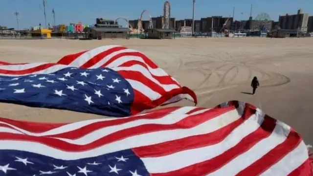 Praia com bandeira do Estados Unidos