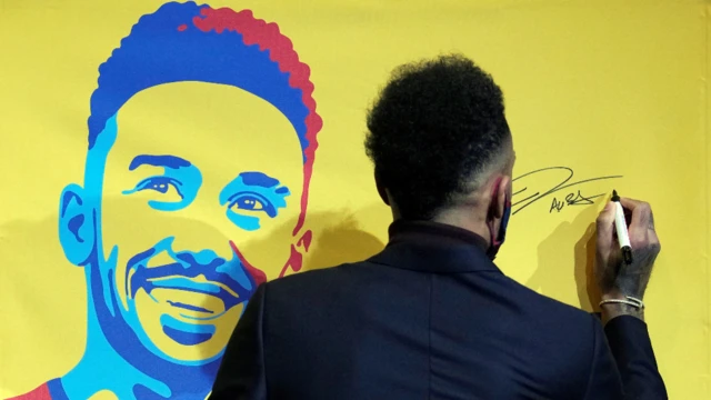 Pierre-Emerick Aubameyang signe son nom sur un poster à son effigie à Barcelone, Espagne - Jeudi 3 février 2022.