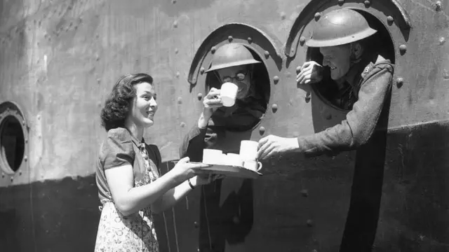 Канадці п'ють чай перед відправкою до Європи на самому початку війни, 1940 рік