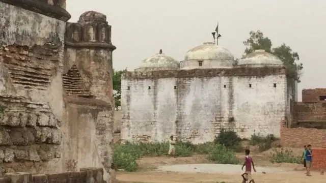 ਮਸਜਿਦ ਬੇਗ਼ਮ ਬਾਲਰਸ