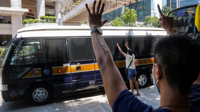 支持者在香港高等法院外举起示威者手势目送接载唐英杰的囚车离开（25/8/2020）