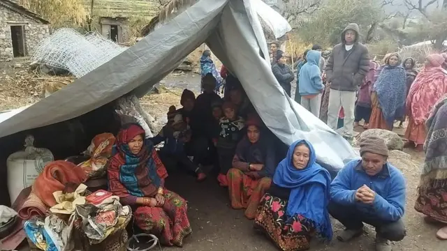 थप भूकुम्प जाने आशङ्काले कतिपय मानिसहरू घरबाहिर निस्किएका थिए ।