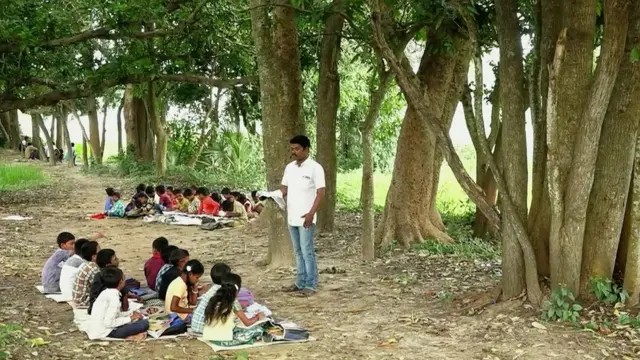 చెట్టు కింద పాఠాలు చెబుతున్న టీచర్