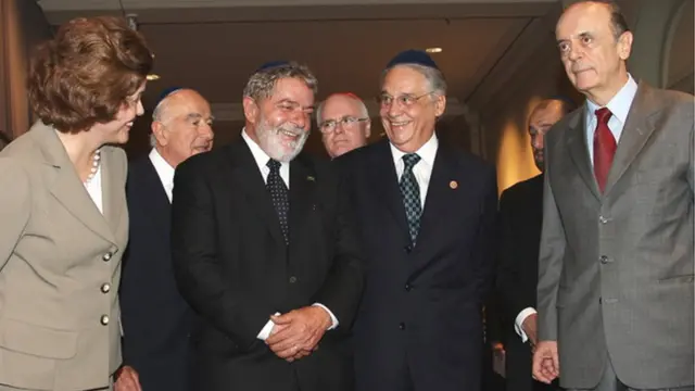 Lula e FHC (ao centro), acompanhadosestrela bet tigrinhoDilma Rousseff e José Serra, participaramestrela bet tigrinhocerimôniaestrela bet tigrinhohomenagem às vítimas do holocausto,estrela bet tigrinho2009