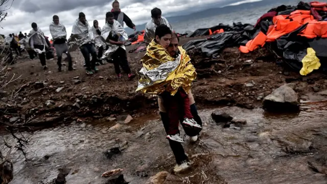 Беженцы прибывают на остров Лесбос, 2015 год. Фото: Арис Мессинис