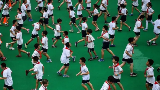 મેદાનમાં રમી રહેલાં બાળકો