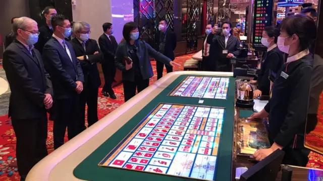 澳門博彩與勞工官員視察賭場防疫措施(中新社圖片20/2/2020)