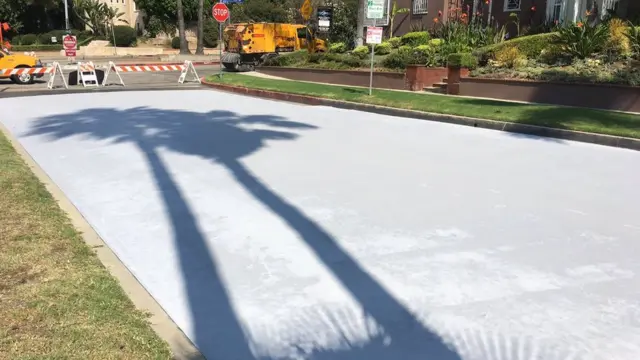 Rua asfaltada com CoolSeal em Los Angeles