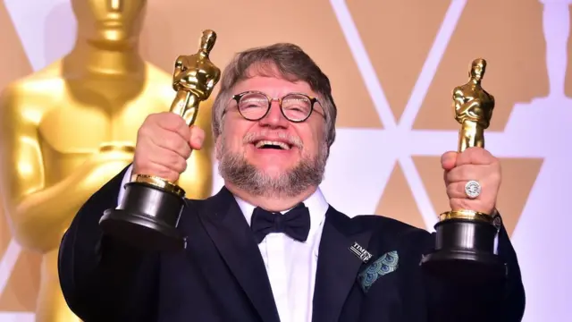 ఆస్కార్ అవార్డులతో దర్శకుడు గల్లీర్మో డెల్‌ టోరో (ది షేప్‌ ఆఫ్‌ వాటర్‌)