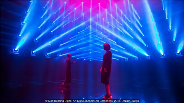 蓝色世界的红衣人 。