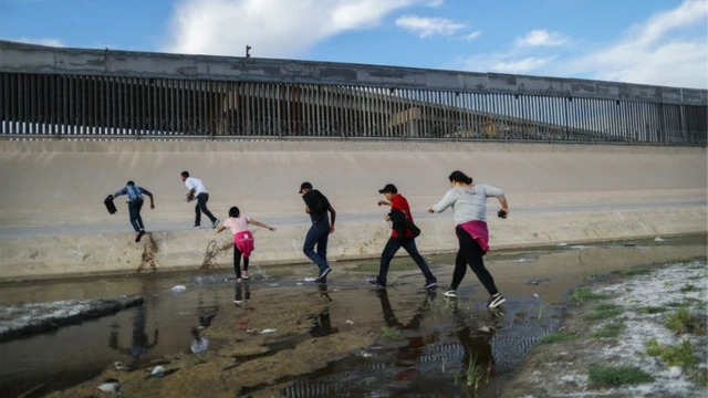 Migrantes tentando cruzar para os EUA via México