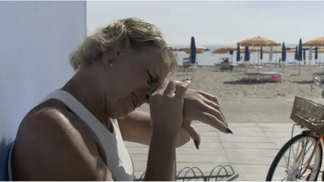 فالنتينا تتفقد ساعتها لمعرفة الوقت