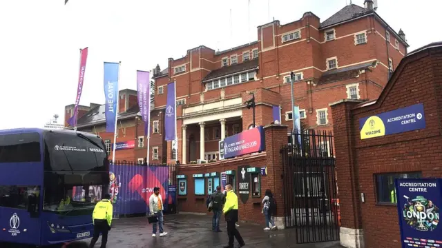 ஓவல் சுரங்க ரயில் நிலையம்